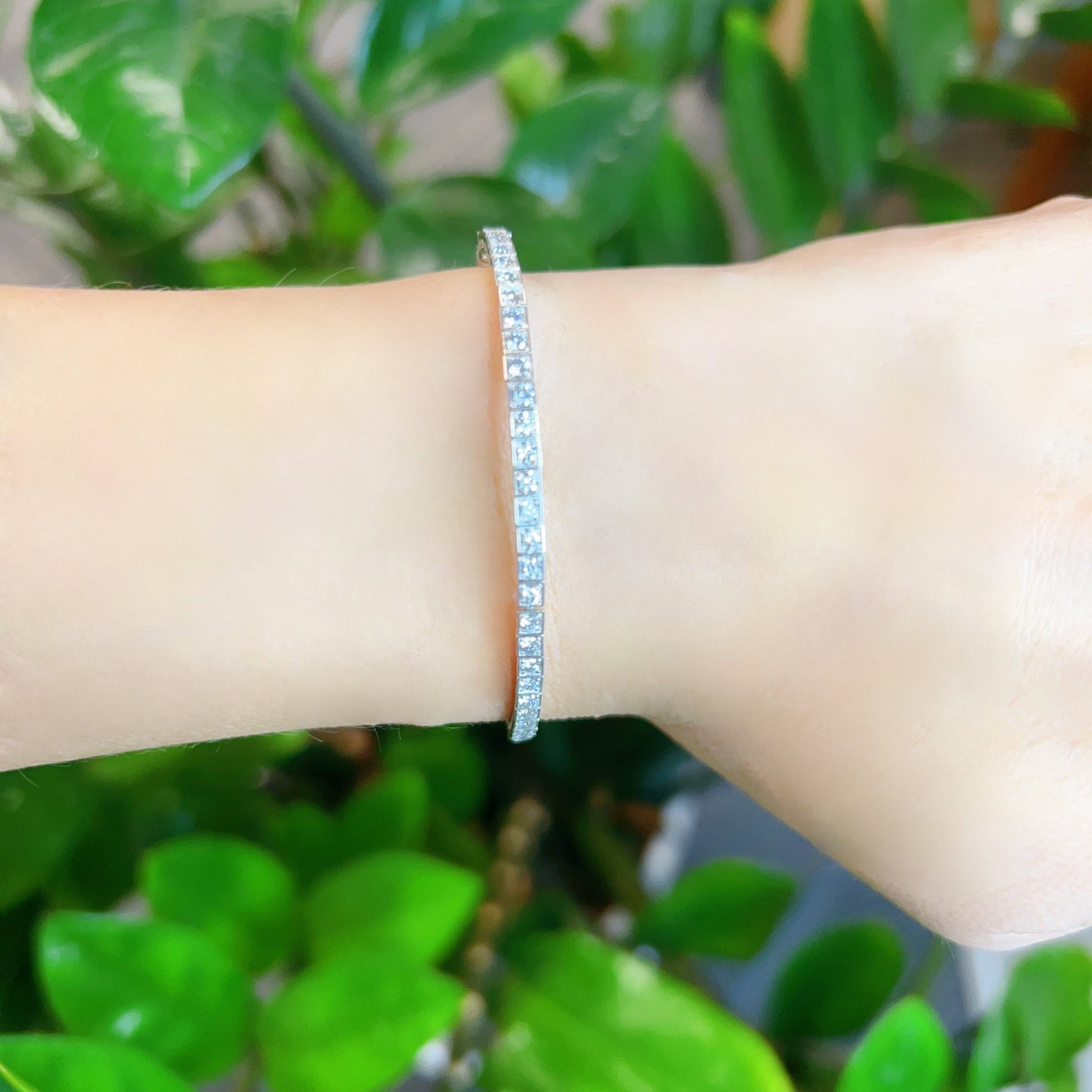 #flexi_bangles# - #jmw_jewelry_wholesale# - #A 18K gold wire bangles with Japanese Akoya pearl on a lady wrist#