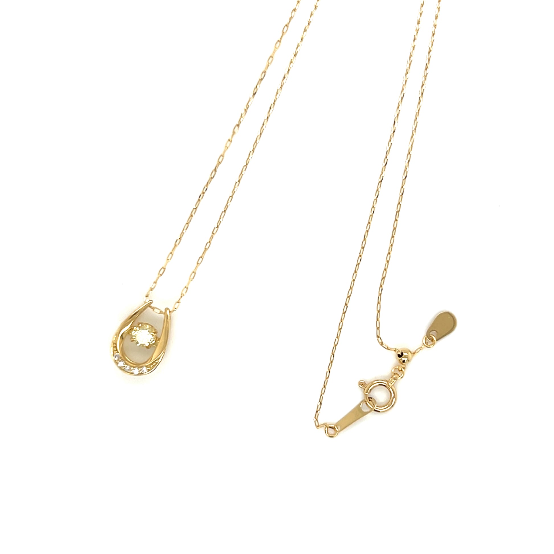 18k Gold necklace with a horseshoe pendant on a white background