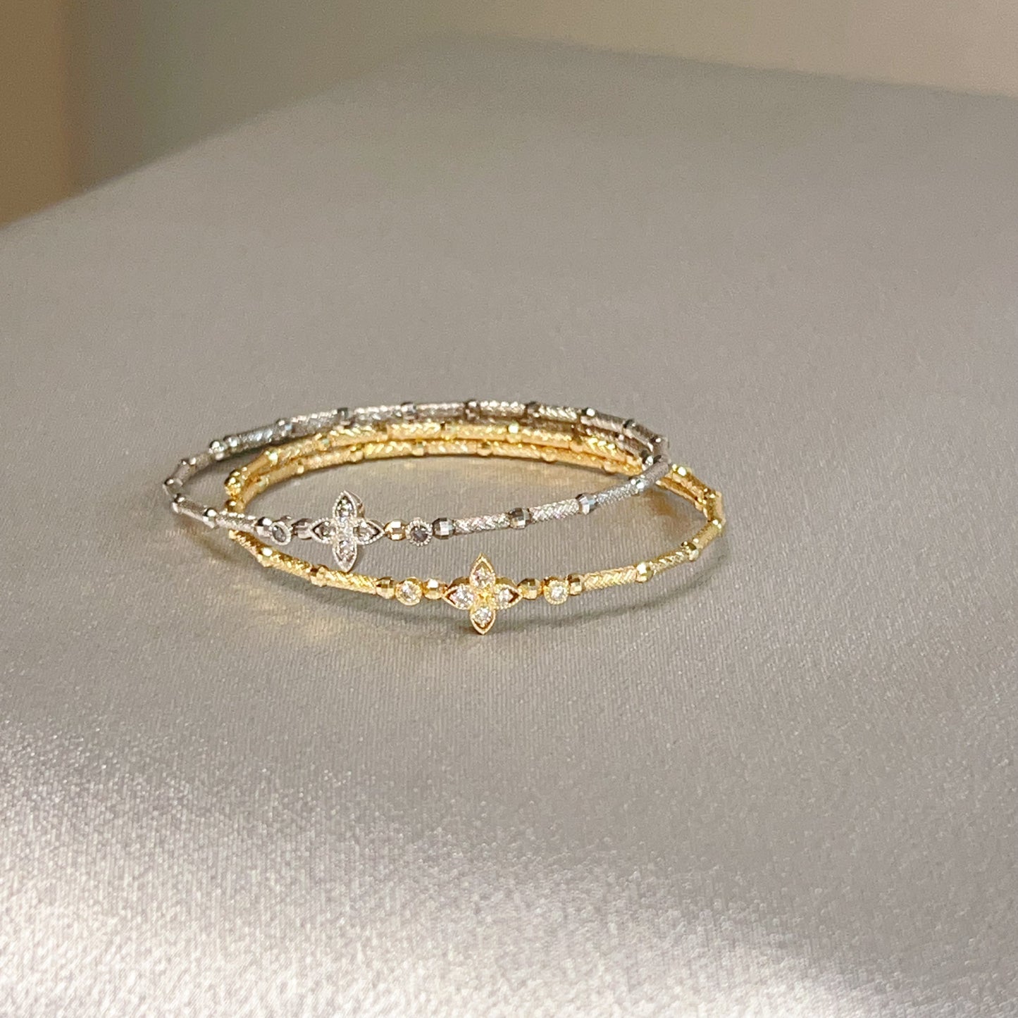 Four petal Tip Flower Flexi Bangle 0.2ct