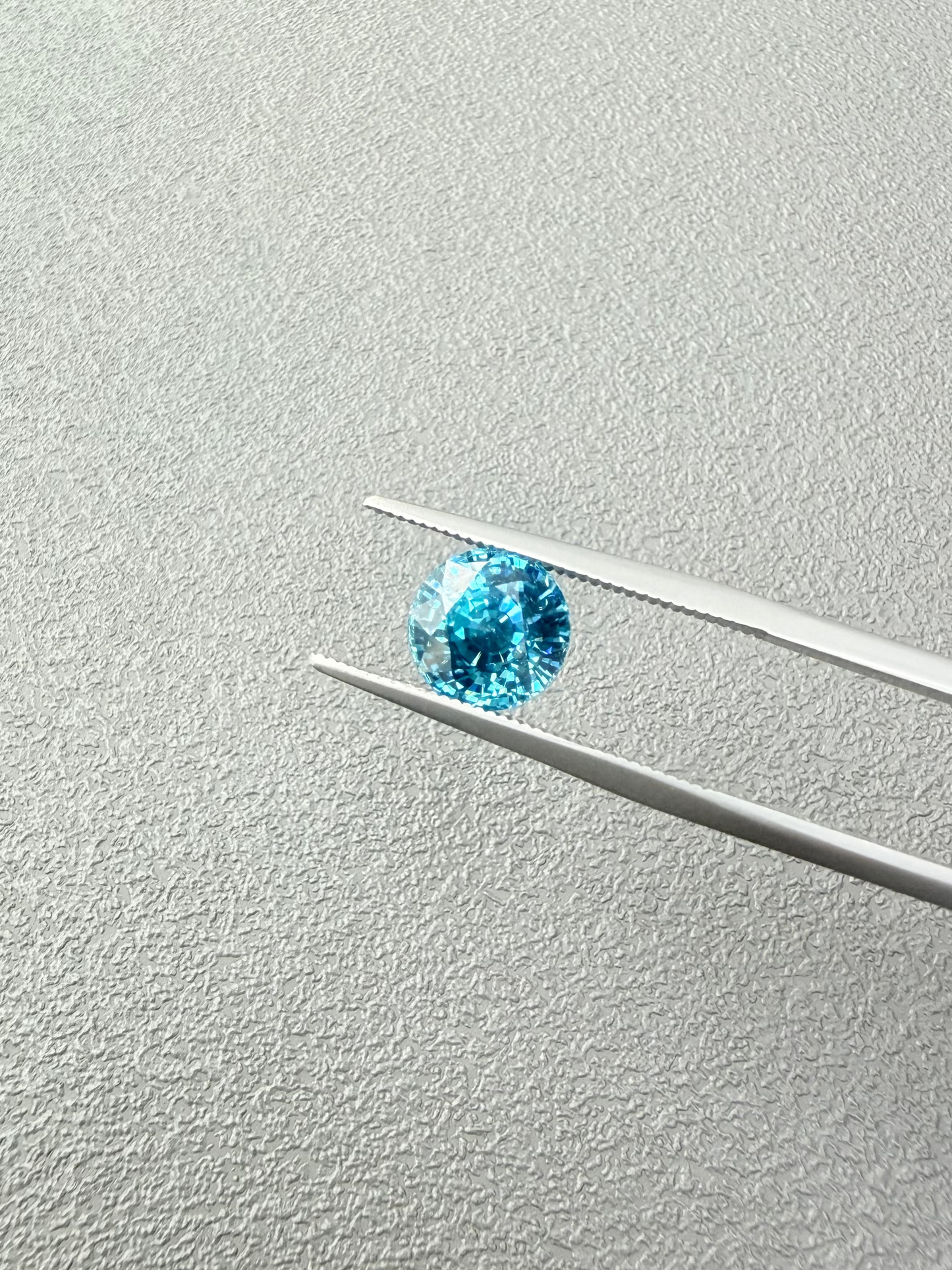 Natural Zircon in Round brilliant cut 4.29ct