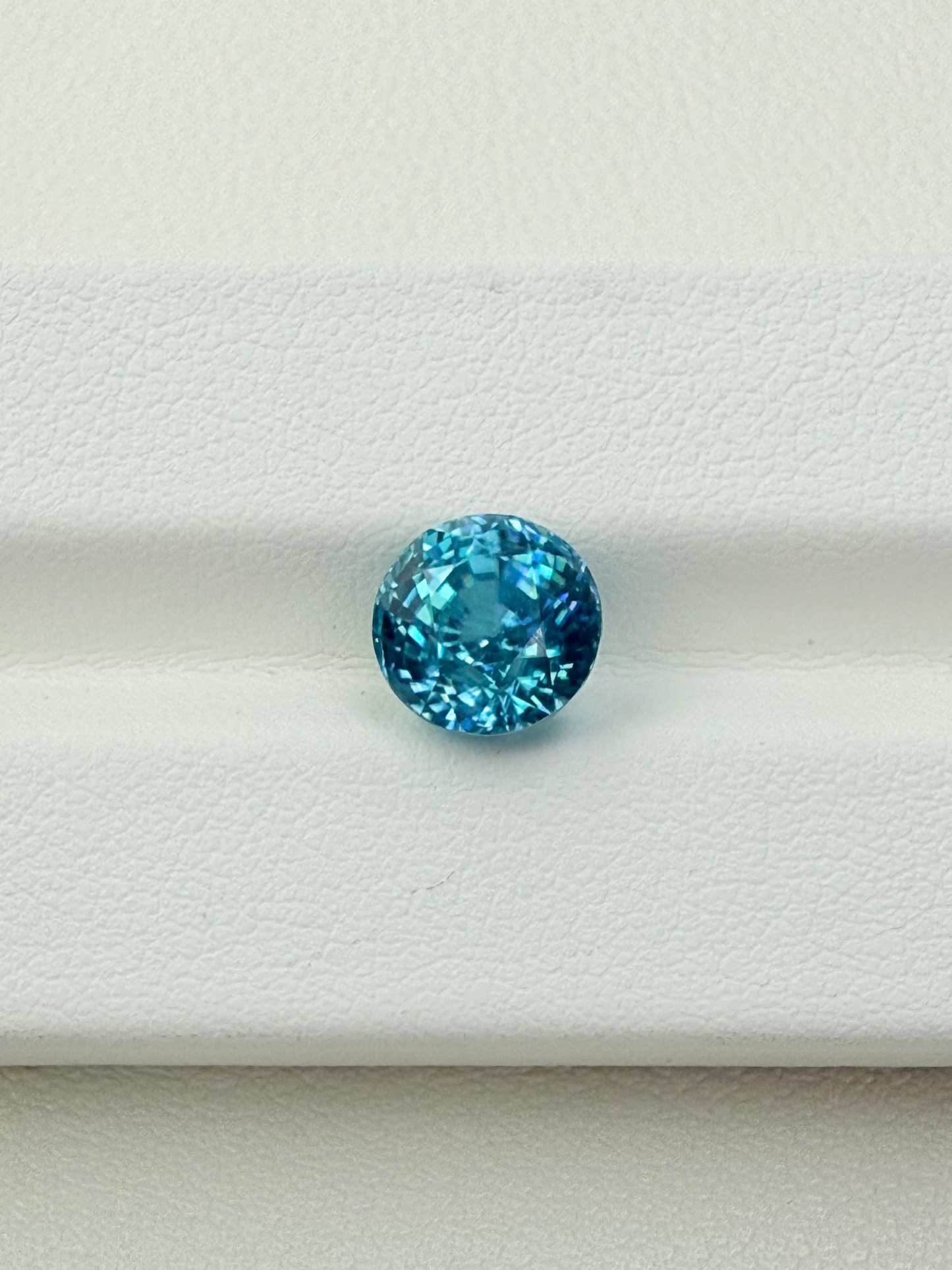 Natural Zircon in Round brilliant cut 4.29ct